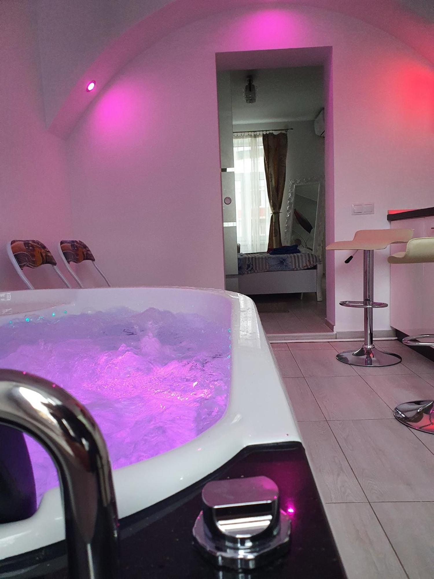 White House & Jacuzzi Apartment Sibiu Exterior photo